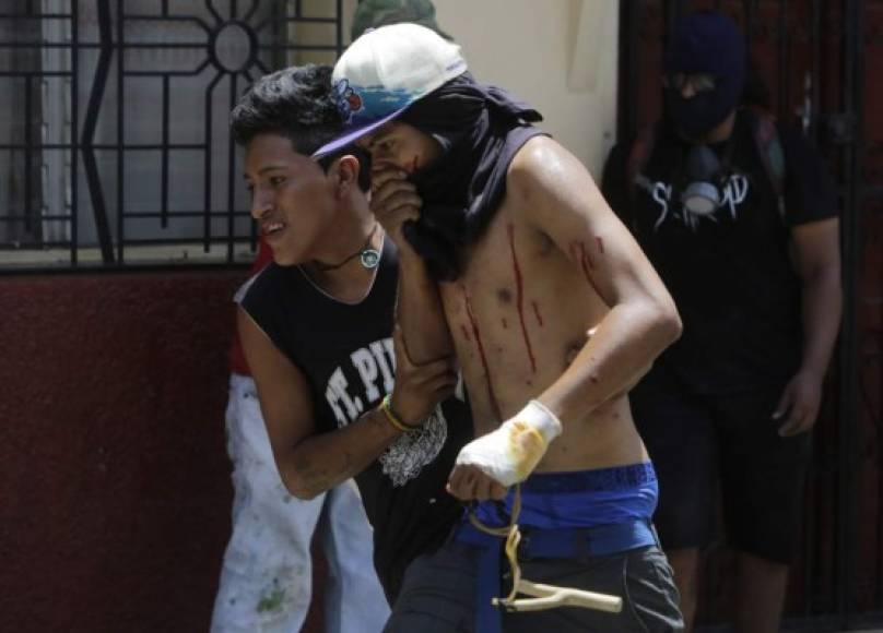 Los jóvenes resisten los enfrentamientos contra los antimotínes, en una nueva jornada sangrienta en Nicaragua.