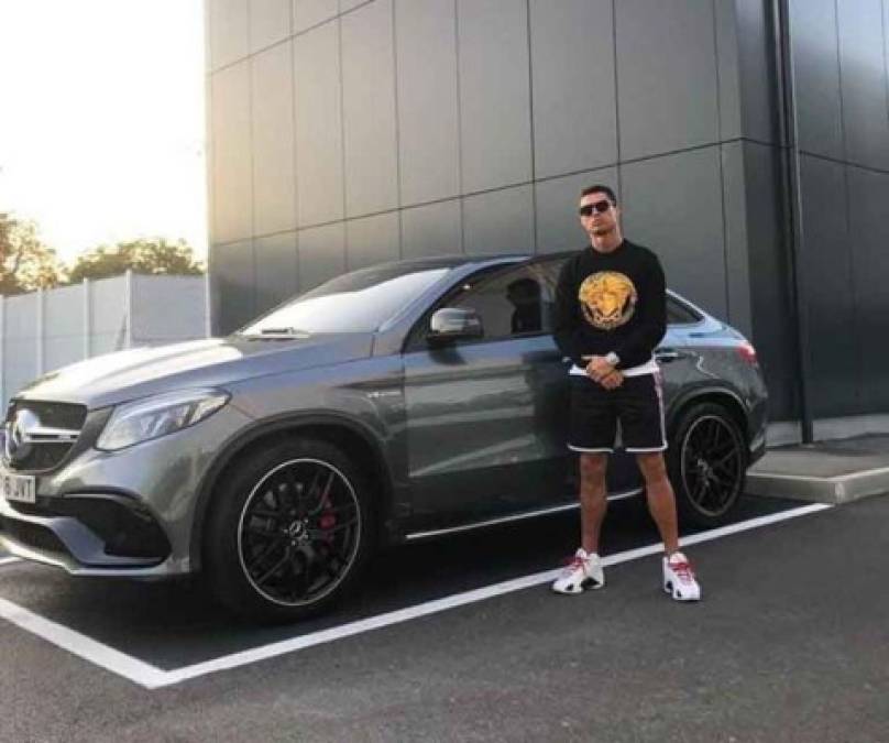 Cristiano Ronaldo también aprovechó en sus redes sociales para presumir su nuevo vehículo, una de sus primeras compras tras llegar a Italia. Adquirió un Mercedes-Benz AMG GLE Coupé 63 S, uno de los últimos coches que adquirió para su extensa colección y también de los más usados por el futbolista.