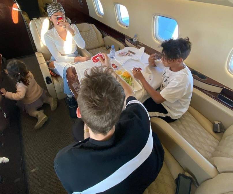 El avión de Cristiano Ronaldo se ha podido ver por dentro y por fuera no solo en las publicaciones que comparte el deportista y su novia. En el documental que protagonizó Georgina Rodríguez para una plataforma de streaming también se veía los viajes que realizaba la familia.