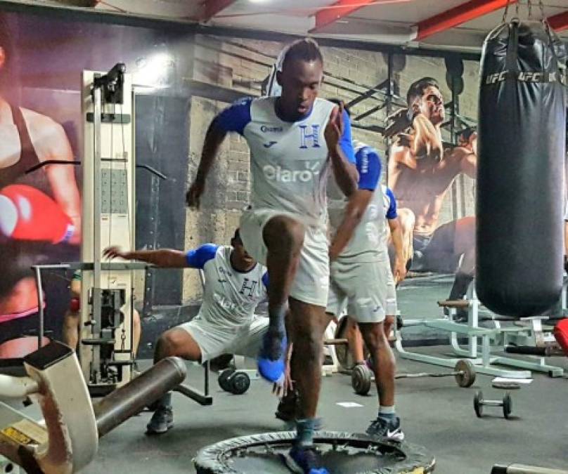 Alberth Elis trabajó con mucha intensidad en el gimnasio.