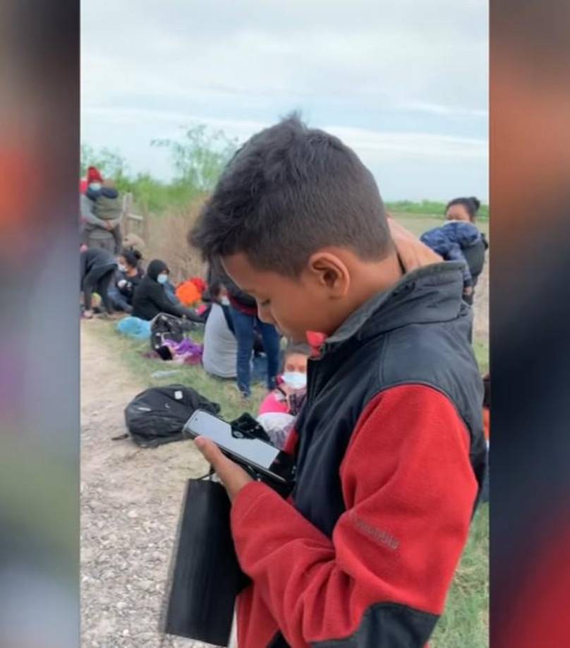 Con un grupo nutrido de migrates permaneció Snyder en la frontera de México con Estados Unidos. Incluso, Maity Interiano le prestó su celular para que llamara a su madre Norma.