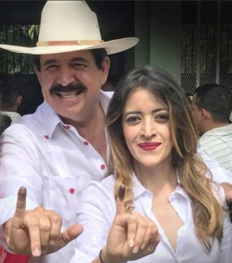 'La Pichu' compartió esta imagen junto a su famoso padre, invitando a la juventud hondureña a ejercer su derecho al voto.