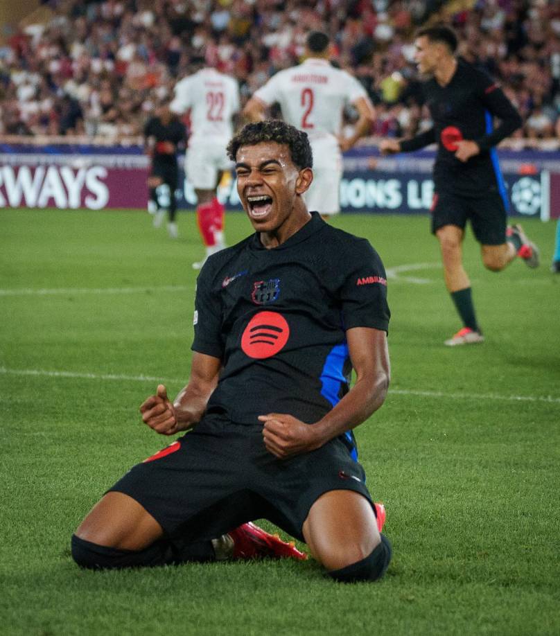La eufórica celebración de Lamine Yamal tras anotar el gol del empate del Barcelona.
