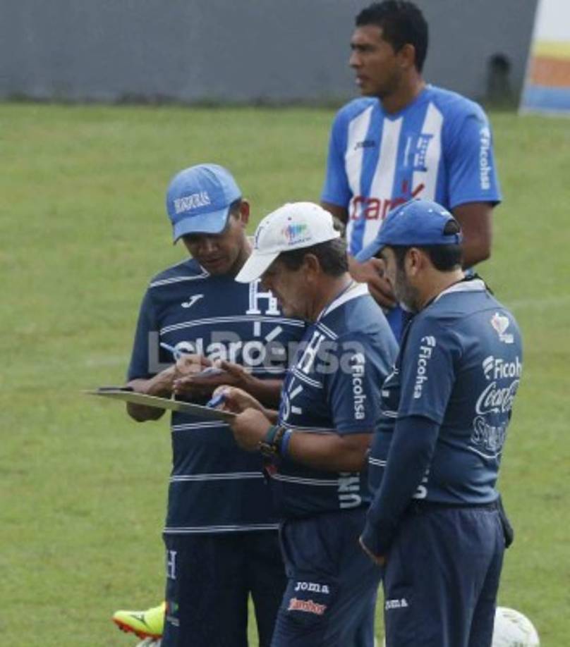 Jorge Luis Pinto con sus asistente Amado Guevara. Al parecer el colombiano se la jugaría con Ovidio Lanza en el ataque como reemplazo de Elis, quien se encuentra suspendido.