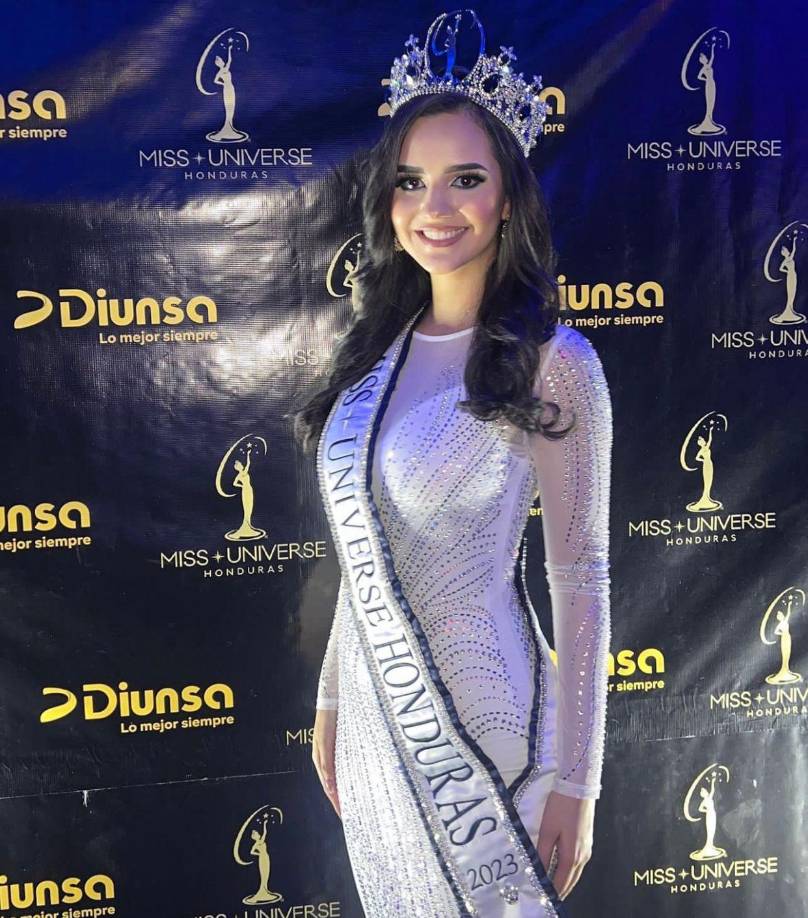 CARRERA: La talentosa joven de 22 años ha destacado en los medios de comunicación, esto no solo por su belleza y profesionalismo, sino también, por su inteligencia, amabilidad, elegancia y nobleza.