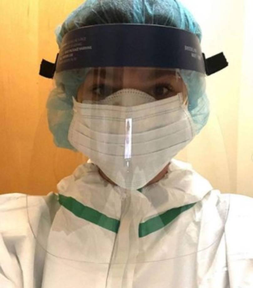 Maggie se puso su traje de protección para trabajar por varias semanas en las unidades de covid 19 en un hospital de su estado natal.