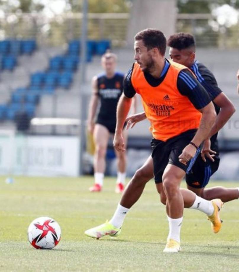 Eden Hazard es la otra apuesta de Ancelotti en el ataque del Real Madrid. El belga busca una nueva oportunidad, esta vez con otro entrenador. Es el llamado a comandar el barco por su habilidad y técnica. Según Ancelotti, va por buen camino: “Está listo para jugar”, aseguró.