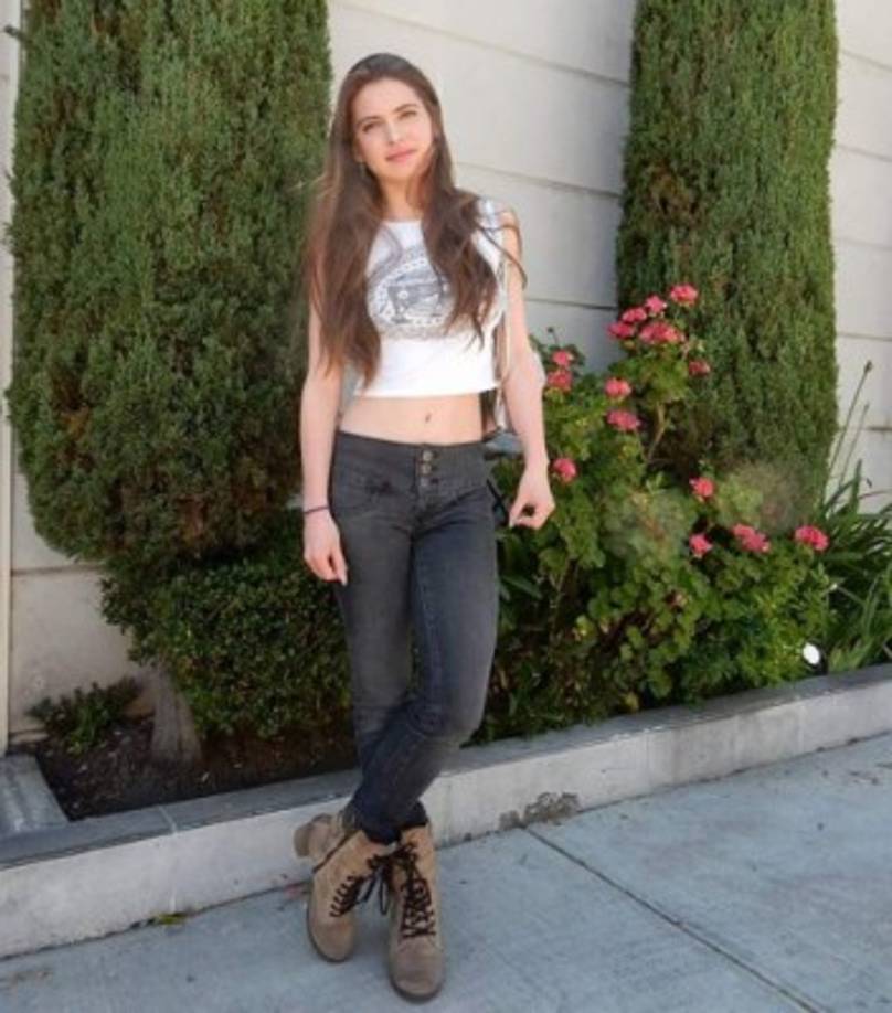 Tiene un blog en YouTube donde platica de sus experiencias y sus nuevos proyectos. Lo que sí reconoce y agradece la joven cantante es tener muchos fans que la buscan para saber de su vida.<br/>