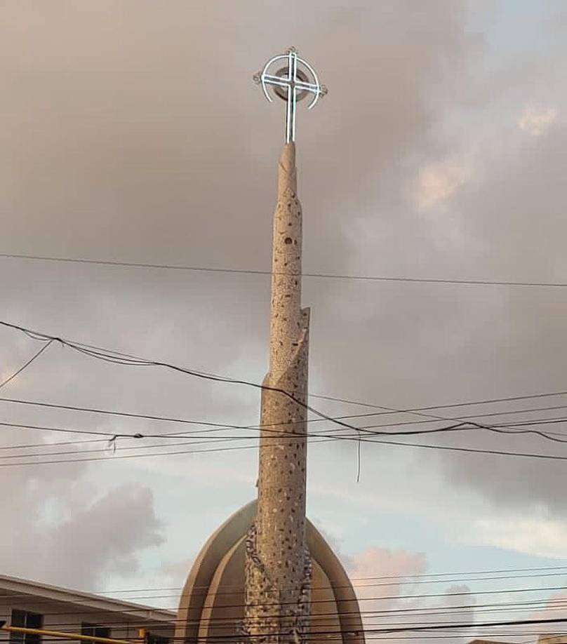 El arquitecto Crespo, creador del Obelisco, agradeció el apoyo del ingeniero Carlos Aguinaga por el diseño y cálculo estructural, a Humberto Pazzeti y Abraham Dip por el diseño eléctrico. Asimismo a los arquitectos Claudia Mejía y David Vásquez por la digitalización de los planos, a Héctor Díaz y María Talbott por la renderización y María Elena Sosa por el diseño y maqueta. 