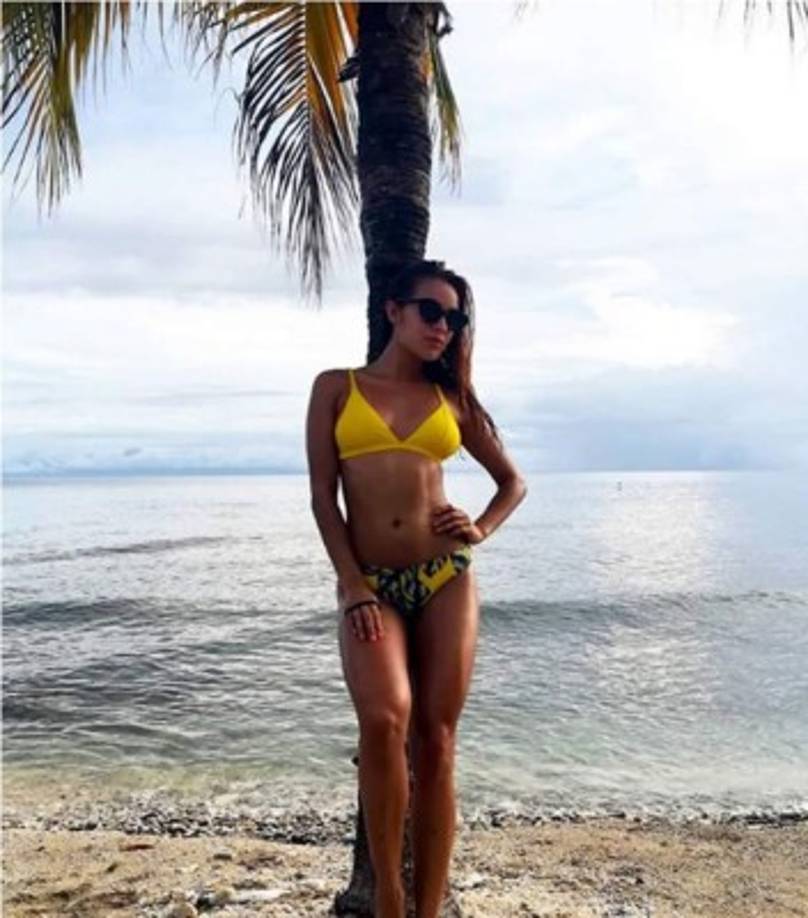 Sinea David - La bella y sexy presentadora del programa Bienvenida la Mañana de Canal 6 disfrutó del Feriado Morazánico en Útila.