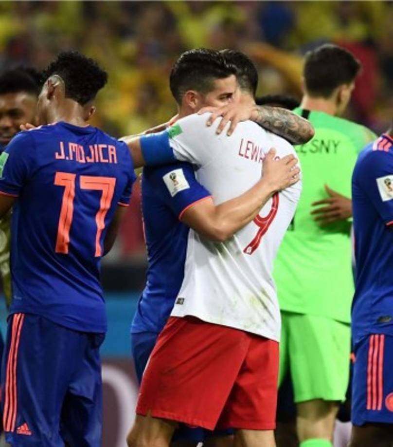 James Rodríguez abrazó y consoló a Robert Lewandowski, quien es su compañero en el Bayern Múnich. Foto AFP