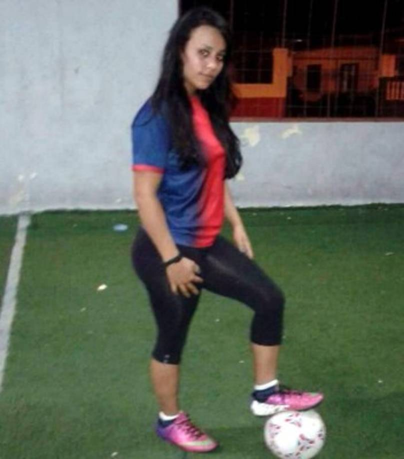 Es admiradora del Barcelona de España y su técnico Luis Enrique. En la Liga nacional es fiel seguidora del Vida.