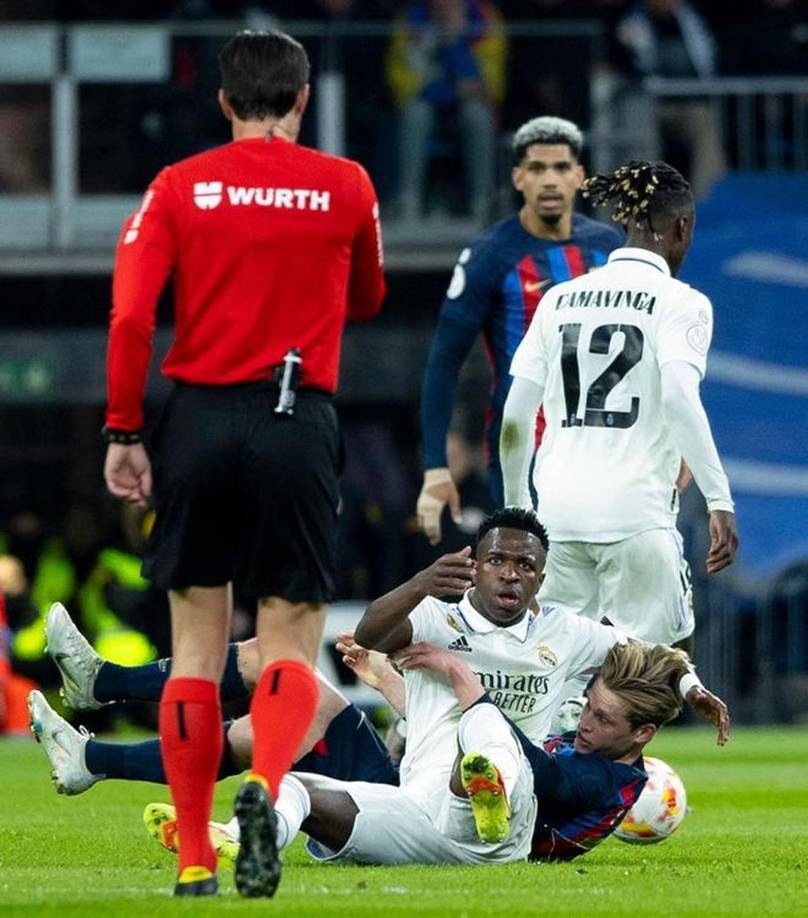 El árbitro José Luis Munuera Montero le sacó tarjeta amarilla únicamente a Vinicius.