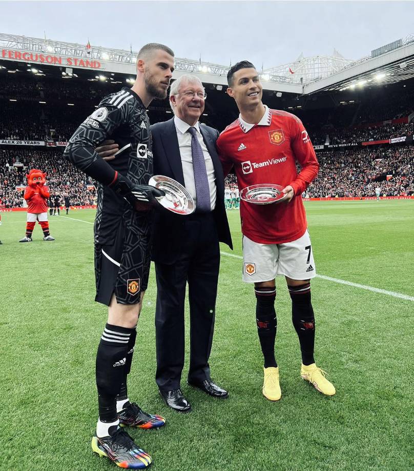 Cristiano Ronaldo recibió reconocimiento de Alex Ferguson por sus 700 goles a nivel clubes y el portero David De Gea también por llegar a los 500 partidos disputados con la camiseta de los Red Devils.