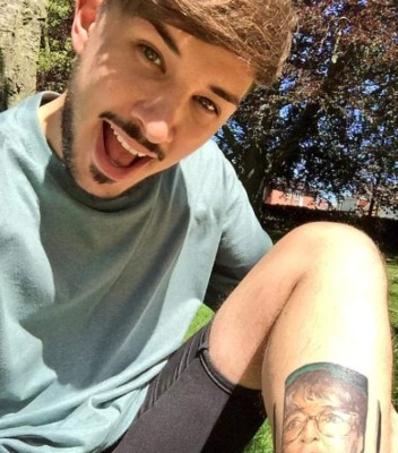 Martyn Hett, 29, un gestor de relaciones públicas de Stockport, al sur de Mánchester, Hett acudió al concierto con un amigo. Su hermano realizó varios llamamientos en las redes sociales en las horas que siguieron al ataque, pero un amigo confirmó este miércoles su muerte.<br/>'Recibimos la pasada noche la noticia de que nuestro maravilloso, carismático y hermoso Martyn no sobrevivió', escribió Stuart Spinall.