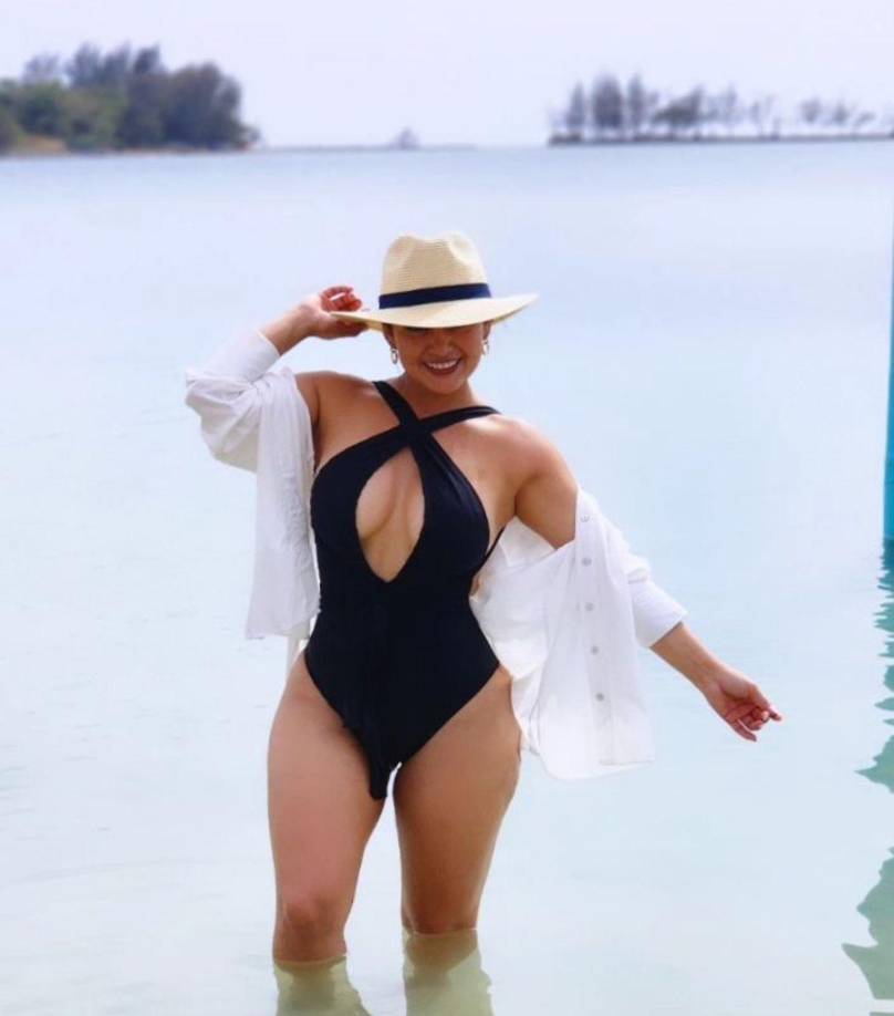 Y es que la extrovertida y guapa presentadora, Milagro Flores, realizó este fin de semana una gira de trabajo en el famoso Roa Fest llevado a cabo en la paradisíaca isla hondureña.