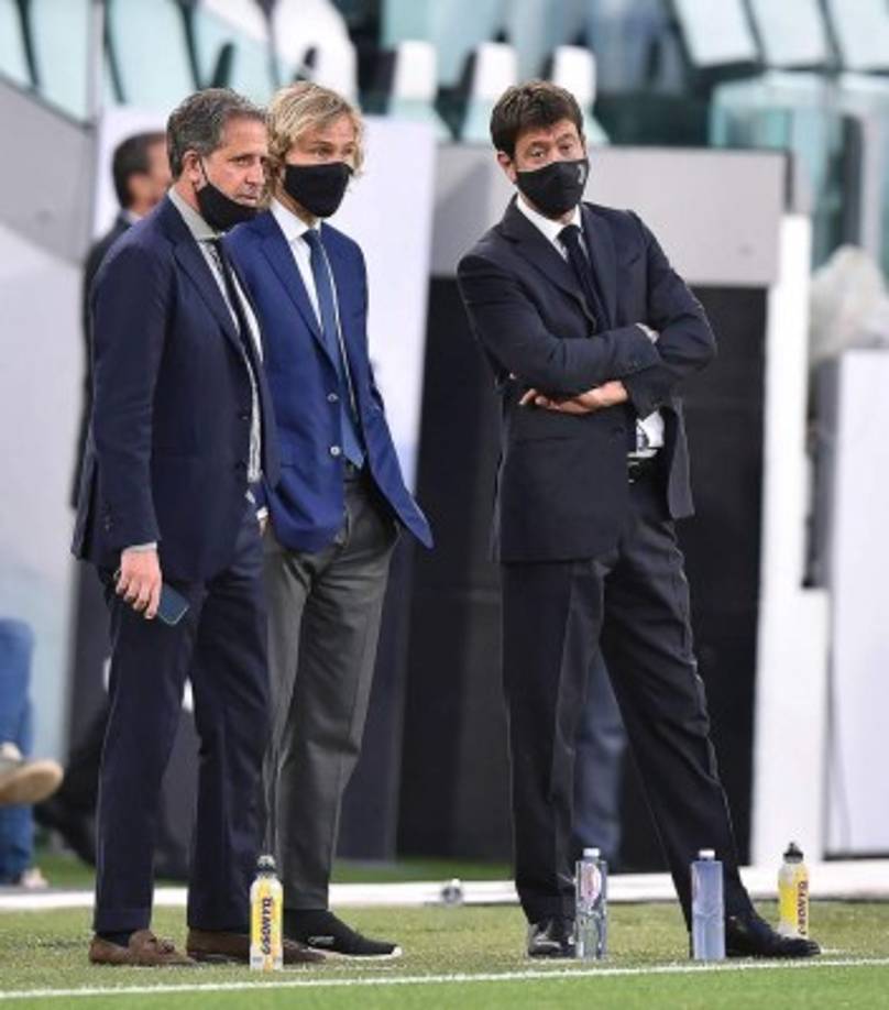 El gerente deportivo de la Juventus (izquierda) Fabio Paratici, el vicepresidente Pavel Nedved (centro) y el presidente Andrea Agnelli usan máscaras protectoras, a pie de campo, antes del partido.