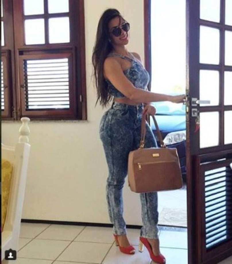 A ese mismo medio, Hannah le reveló que recurrió a tratamientos estéticos, entre ellos drenaje linfático, manto y masaje. Y que se enfrentó a las cirugías en dos acasiones: para colocar las prótesis de silicona en los senos y un retoque en la nariz.