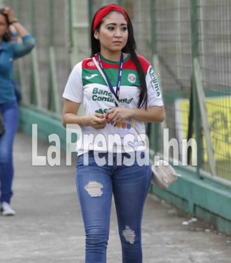 Una guapa seguidora del Marathón mostró su belleza en el recinto deportivo.