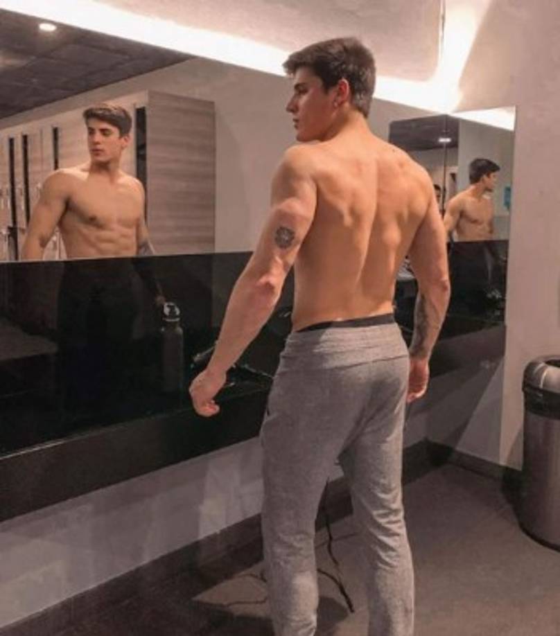 Pero Tiago nunca dejó de cuidar su físico. Fanático del gimnasio, el joven suele mostrar su cuerpo trabajado en las redes sociales, donde se transformó en un verdadero influencer. Incluso comparte videos de algunos de sus ejercicios, cosechando centenas de “Me gusta”.