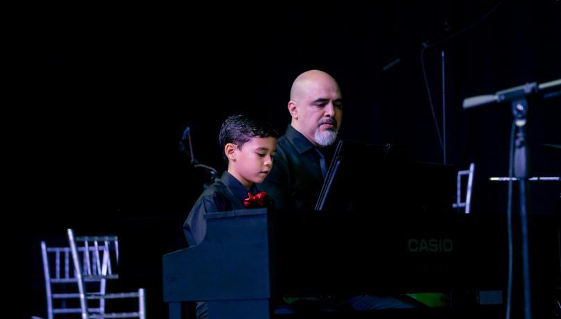 Benjamín Acevedo, fundador y maestro musical de AMS, acompañando a uno de los alumnos.