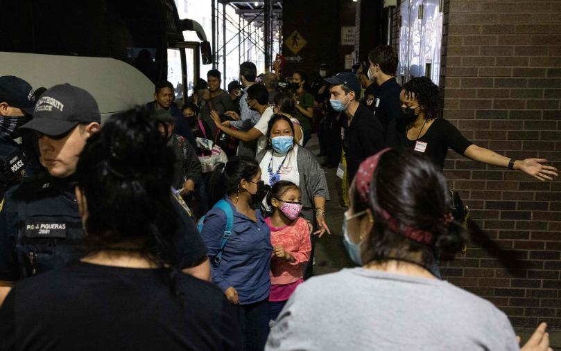 Nueva York abrirá centros de ayuda humanitaria para atender a migrantes