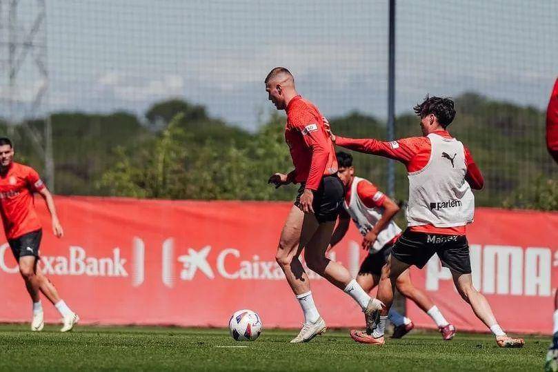 Richard Martínez entrenando con el primer equipo del Girona.