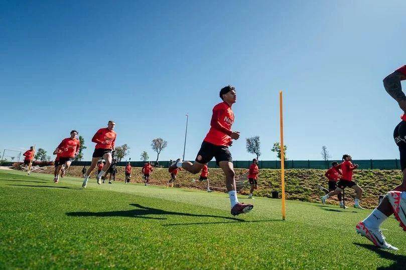 Richard Martínez entrenando con el primer equipo del Girona.