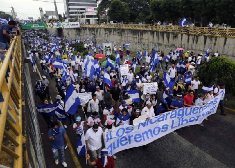 La opositora Alianza Cívica por la Justicia y la Democracia, que reúne a grupos de la sociedad civil, aumentó con esta marcha su presión, que incluye un paro el viernes -el segundo durante la crisis- y una caravana de vehículos el sábado por los combativos barrios orientales de Managua.