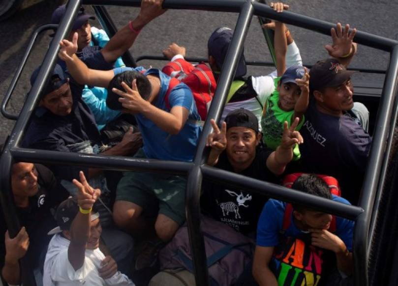 La caravana migrante partió el 13 de octubre desde San Pedro Sula, Honduras y ha recorrido más de 1,500 km. En días posteriores se sumaron al menos otras dos caravanas de migrantes centroamericanos, a las que Trump ha calificado de 'invasión', disponiendo por ello la movilización de miles de soldados para reforzar su frontera con México e impedirles el paso.