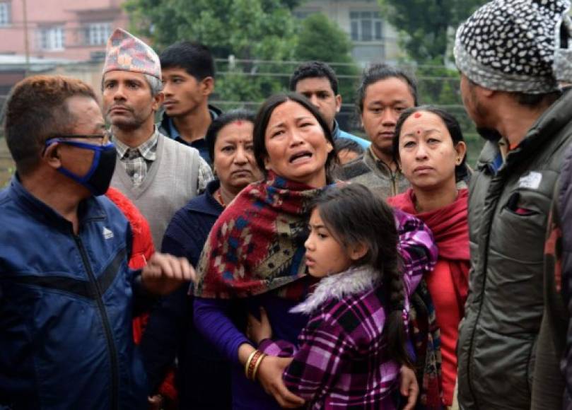 Nepal se despertó hoy consternado por la magnitud del seísmo y concentrado en la tarea de recuperación de las víctimas, tras una noche que buena parte de los ciudadanos de la capital optaron por pasar en la calle ante el riesgo de nuevos temblores.