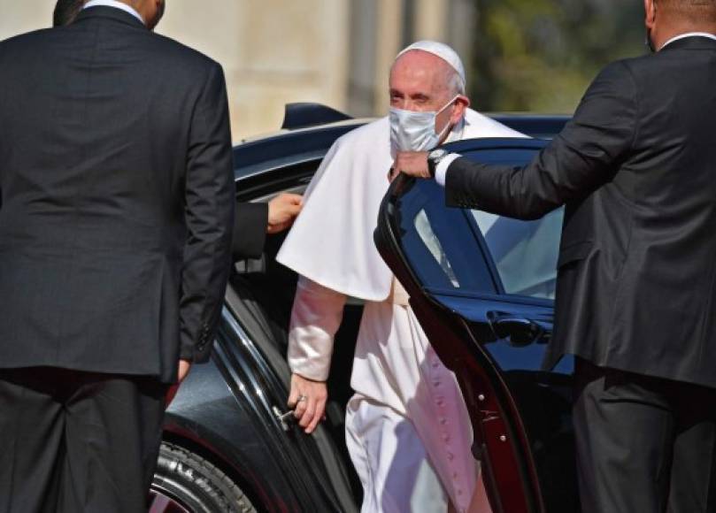 El papa Francisco está usando un vehículo blindado para sus desplazamientos en Irak, algo que no suele hacer durante sus viajes, cuando prefiere utilitarios o el papamóvil, por motivos de seguridad.