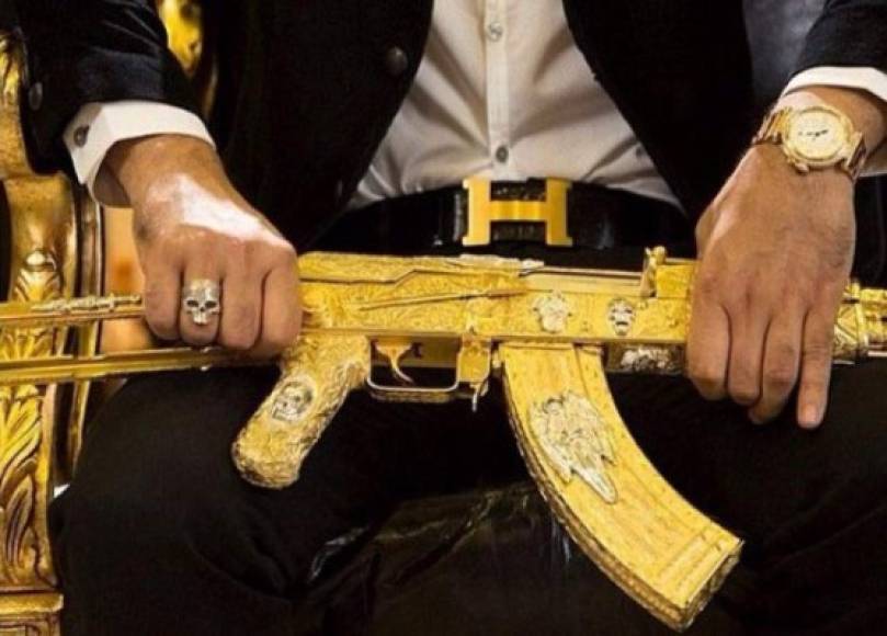 Una gráfica donde aparecía con un AK-47 chapeado en oro los cibernautas le dieron miles de me gusta y comentarios.