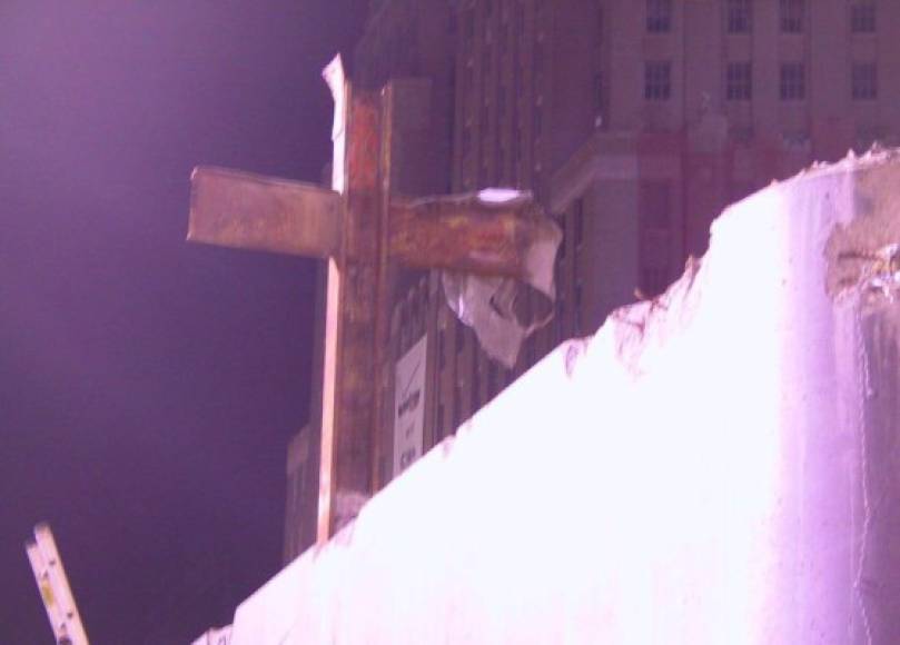 Una cruz fue erigida durante las labores de los voluntarios y trabajadores de construcción en la denominada zona cero.