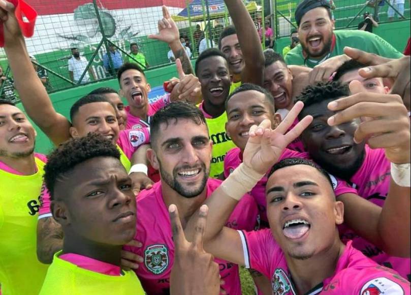 El resultado de la selfie grupal de los jugadores del Marathón en la celebración del primer gol contra el Real España.