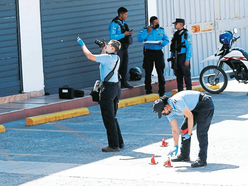 <b><span class=mln_uppercase_mln>Crimen.</span></b> Agentes de investigación de la DPI levantaron evidencias.