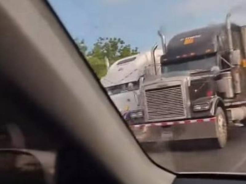 Momento en que dos rastras ocupan por completo la carretera.