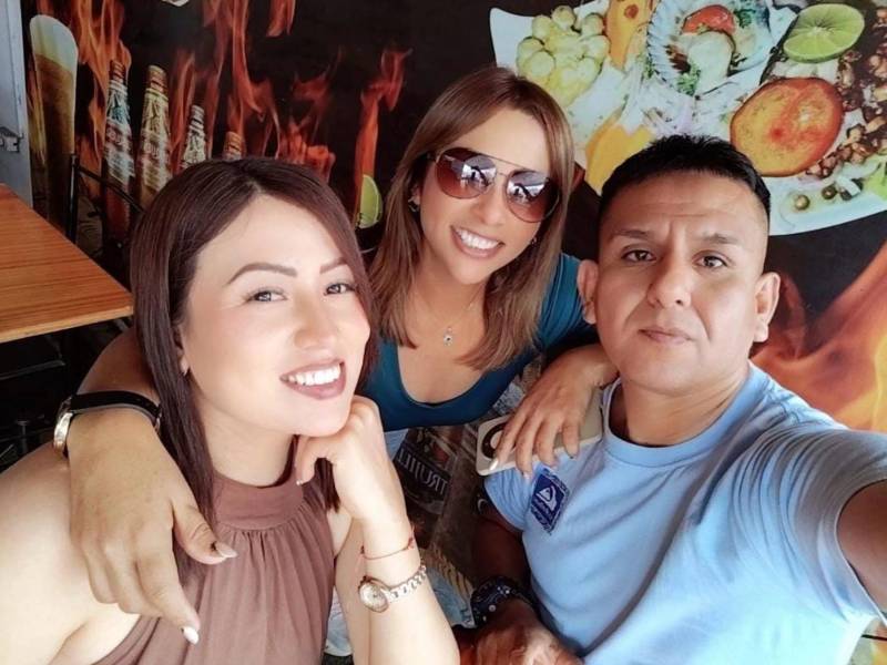 la abogada Helenn Guilianna Silva Padilla aparece junto a sus amigos en una selfie tomada minutos antes de ser asesinada a balazos.