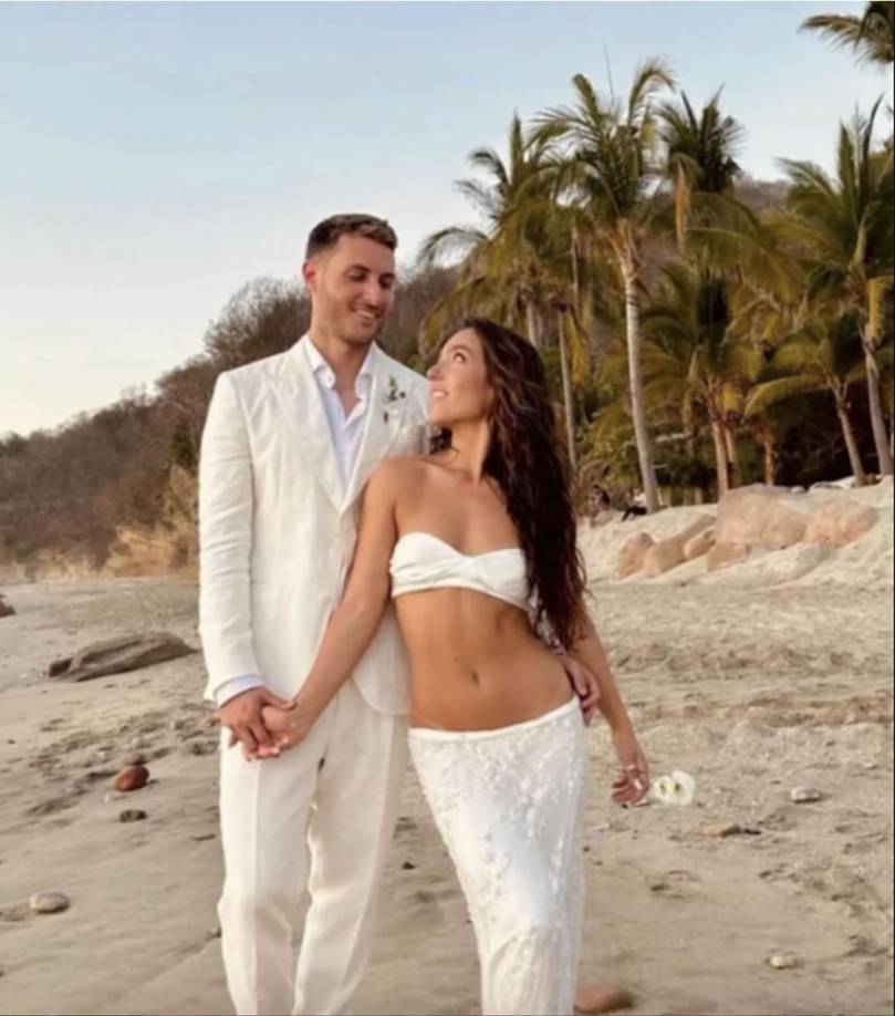 Después de formalizar su matrimonio, los recién casados corrieron hacia el mar entre los aplausos de los asistentes, donde protagonizaron una romántica sesión de fotos. Cabe destacar que todos los invitados también acudieron vestidos de blanco y lanzaron pétalos del mismo color sobre los novios.