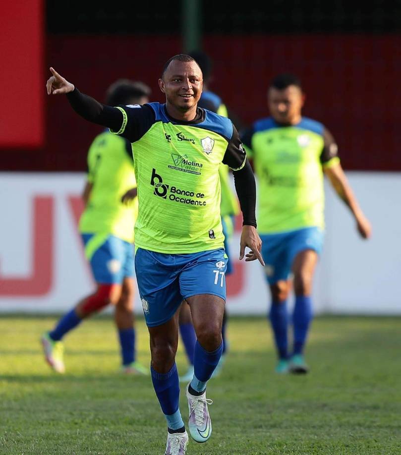 Carlos Ovidio Lanza celebrando su gol que puso en ventaja a los Potros frente a su ex equipo Marathón.