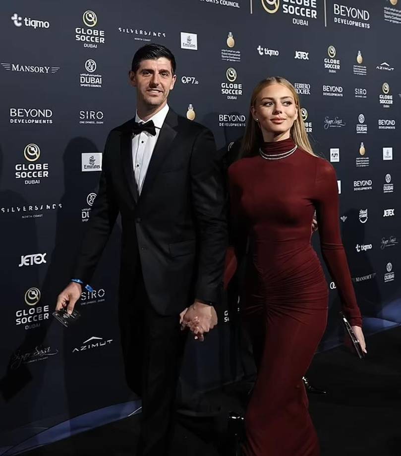 Thibaut Courtois, portero del Real Madrid, y su mujer Mishel Gerzig llegando a la Gala de los Globe Soccer Awards.