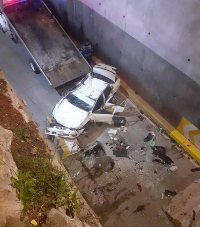 El vehículo, completamente destruido, fue removido del lugar con una grúa.