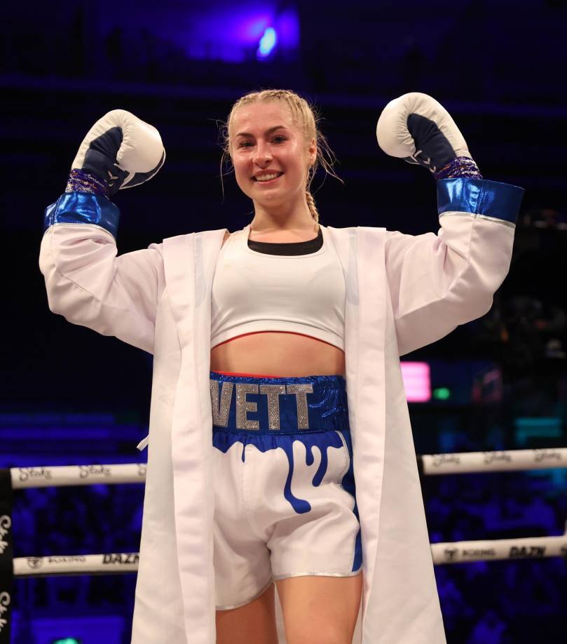 Ganarle a Keeley no fue suficiente para Astrid Wett y después de la pelea dio un discurso bastante retador: “Bien hecho, Keeley, por entrar al ring, pero esperaba un poco más de desafío, tal vez ir por al menos otro round. Cualquier mujer influyente que quiera aceptar el desafío, estoy aquí”.