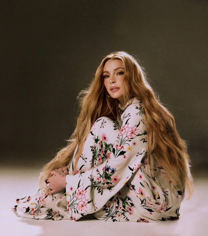 Lohan compartió una imagen junto a Shyer durante el rodaje de “Juego de gemelas,” expresando su sentido pésame: “Estoy muy triste por el fallecimiento de mi querido amigo Charles Shyer. Siempre estará en mi corazón, al igual que los recuerdos tan cariñosos que tengo de él. Mis pensamientos están con su familia y seres queridos en este momento complicado”.