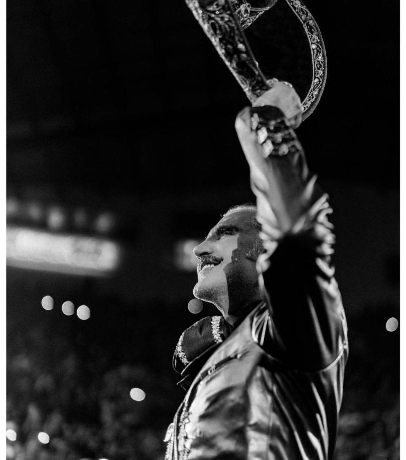 “El mismísimo Vicente Fernández, !!!!!! wow que parecido tan impresionante, será aún grande como él”, se puede leer.