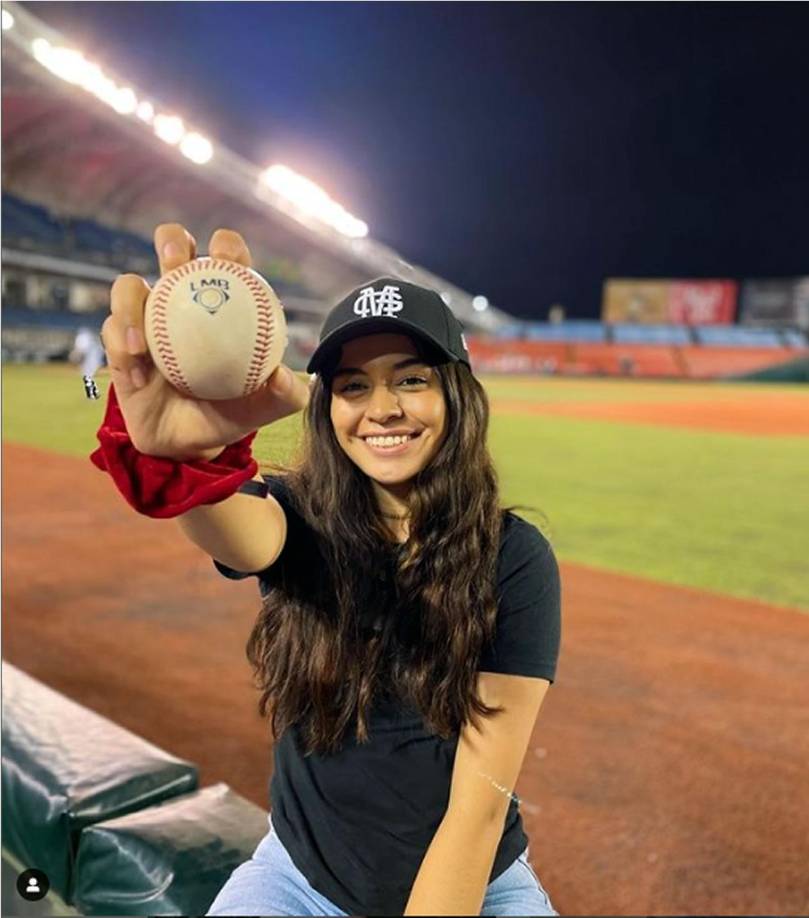 A la joven youtuber también le gusta el béisbol.