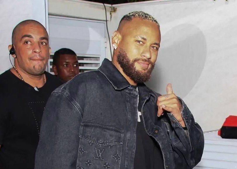 En redes sociales se viralizó esta imagen en donde el futbolista se ve con unos kilitos de más. 