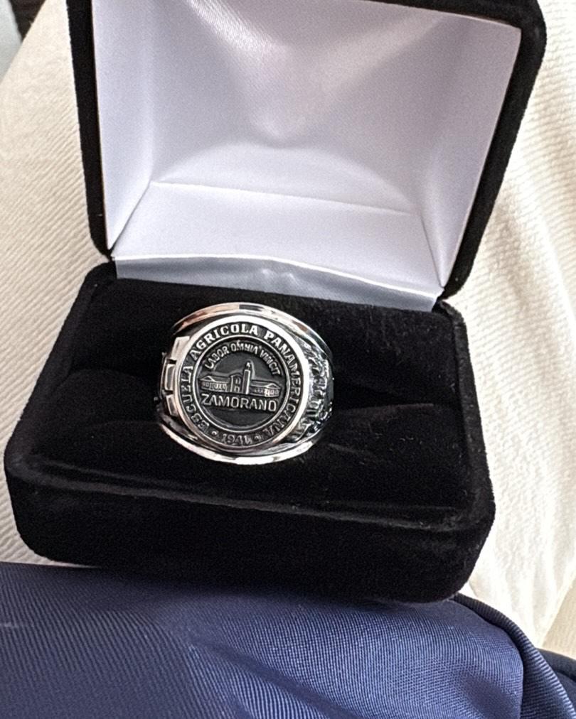 Danilo Carrera celebra la graduación de su hermano en Zamorano