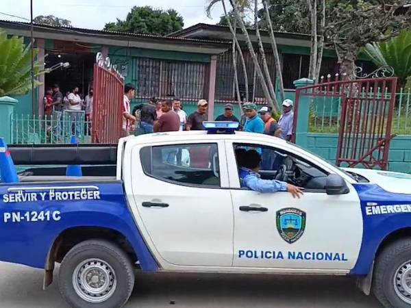 Patrulla de la Policía Nacional en el lugar del accidente.