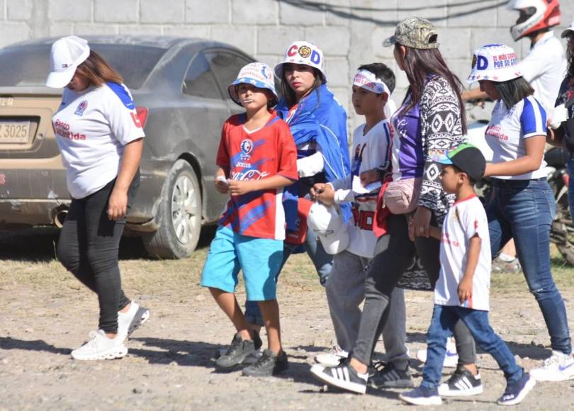 Un gran ambiente se vivió en las afueras del estadio Carlos Miranda de Comayagua para disfrutar del encuentro debut del equipo merengue.